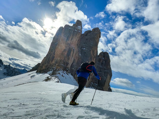 Escursionista che cammina alle Tre Cime di Lavaredo