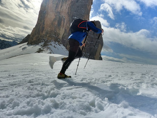 Escursionista che cammina- Trekking invernale sulle Dolomiti 