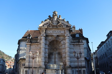La fontaine monumentale de Besançon place Jean Cornet portant la devise de Beançon 