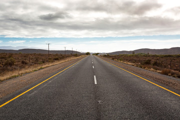 Fototapeta na wymiar Endless and empty road through South African landscape along Route 62
