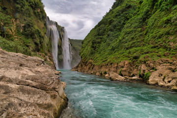 Obraz premium River and amazing crystalline blue water of Tamul waterfall in San Luis Potosí, Mexico