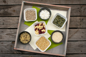 Tablett mit verschiedenen Körner- und Reissorten in Schüsselchen