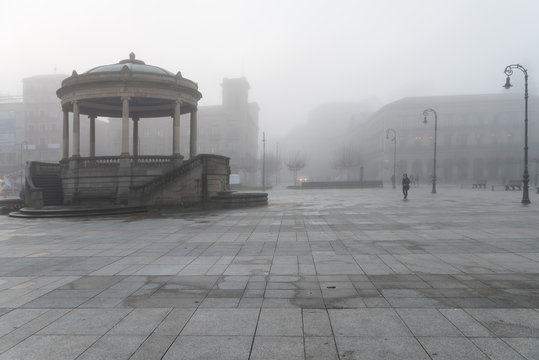 plaza del castillo pamplona con niebla