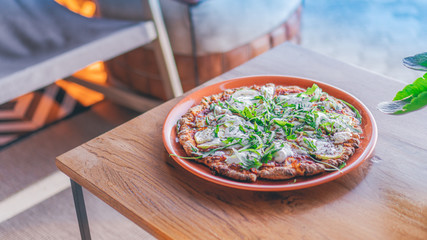 Una pizza sobre mesa de madera