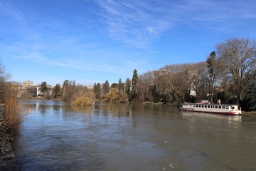 La rivière le Doubs dans la ville de Besançon - Ville de Besançon - département du Doubs -...