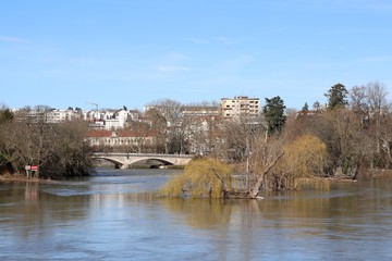 Obraz premium La rivière le Doubs dans la ville de Besançon - Ville de Besançon - département du Doubs - Région Bourgogne Franche Comté - France
