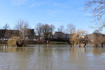 La rivière le Doubs dans la ville de Besançon - Ville de Besançon - département du Doubs -...