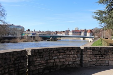 La rivière le Doubs dans la ville de Besançon - Ville de Besançon - département du Doubs -...