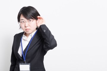 耳を澄ます女性