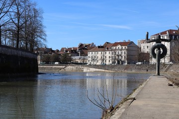 La rivière le Doubs dans la ville de Besançon - Ville de Besançon - département du Doubs -...
