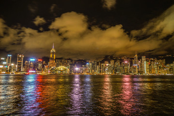 ビクトリア・ハーバーから見える香港の夜景
