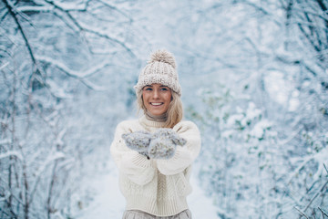 Obraz premium young woman in winter park