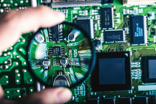 Elektronik untersuchen mit Hilfe einer Lupe