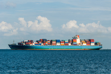 Containerschiff  vor Cuxhaven
