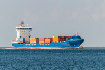 Containerschiff  vor Cuxhaven