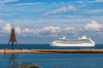Kreuzfahrtschiff und die Kugelbake