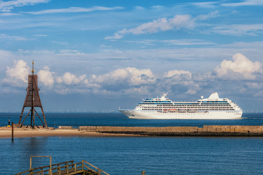Kreuzfahrtschiff und die Kugelbake