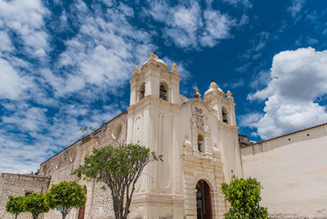Fototapeta na wymiar iglesia colonial ayacucho peru 