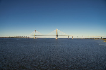 Architektur Autobahnbrücke mit Aufhängung die über das Meer führt bei blauem Himmel in South...