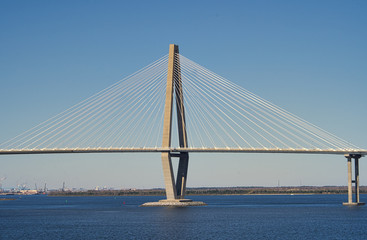 Fototapeta na wymiar Architektur Autobahnbrücke mit Aufhängung die über das Meer führt bei blauem Himmel in South Carolina