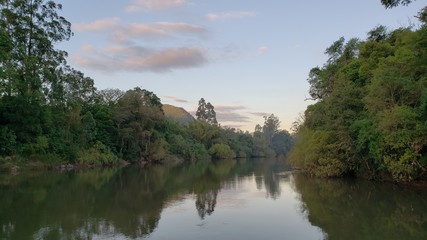 Fototapeta premium rio entre montanhas