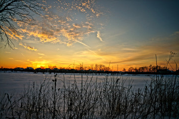 Fototapeta na wymiar sunset on frozen lake