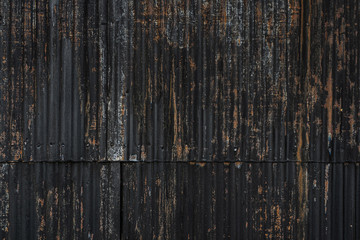 黒い金属の古い外壁