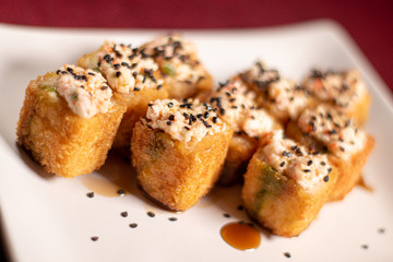 Sushi empanizado crujiente