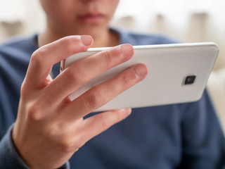 スマートフォンで動画を観る男性