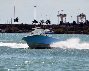 Fototapeta premium Sport fishing boat making a high speed turn off the MacArthur causeway in Miami Beach,Florida