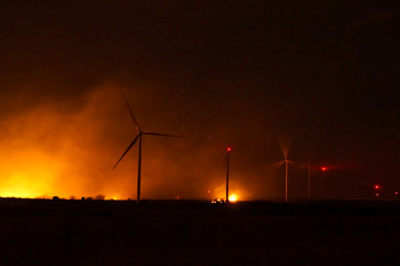 Obraz premium wind turbines wildfire