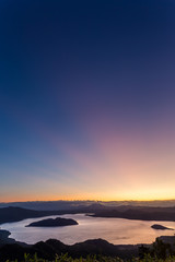 日本・北海道東部の国立公園、夜明けの屈斜路湖