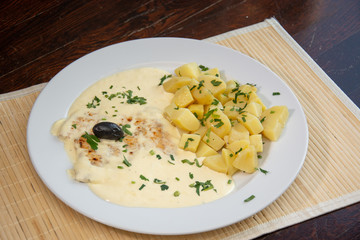 Chicken breast with cream sauce and nature potatoes