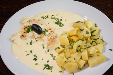 Chicken breast with cream sauce and nature potatoes