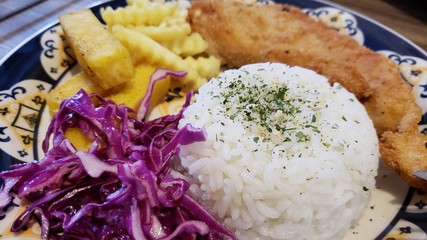 prato com comida