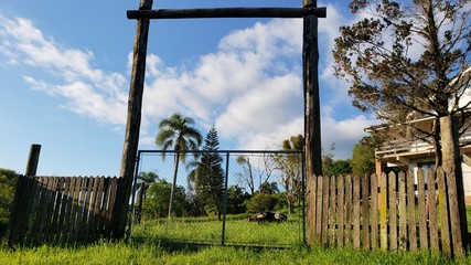 porteira portão no sítio chácara ou fazenda