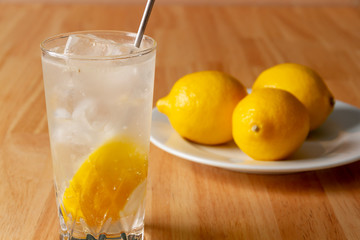 レモンサワーと新鮮なレモン