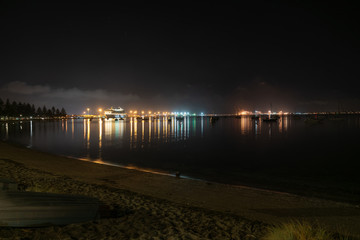 Obraz premium Night lights over Tauranga harbour