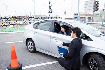 教習所の試験を受ける女性のドライバー