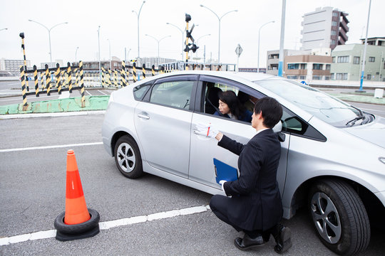 教習所の試験を受ける女性のドライバー