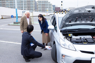 車の動きを説明する教官