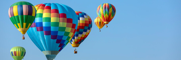kleurrijke heteluchtballonnen in blauwe lucht met kopieerruimte