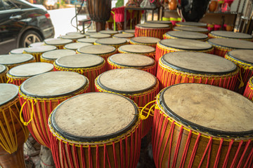 Fototapeta na wymiar Long drum that has been machined into shape.Long drums that are machined into shape will then be used to decorate the surface.