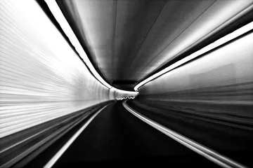 Zelfklevend Fotobehang Zwart wit De wereld vervaagt op deze lange belichtingstijd, genomen in een tunnel onder de baai in het gebied van Maryland Virginia