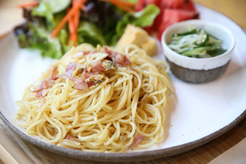 Spaghetti with mussels and ham in japanese style
