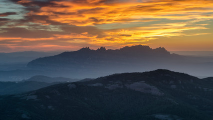 Atardecer desde el Parque Natural de Sant Llorenç del Munt, al fondo la montaña de Montserrat (Cataluña, España)