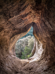 Vista al exterior desde la cueva Simanya en el parque natural de Sant Llorenç del Munt (Cataluña, España)