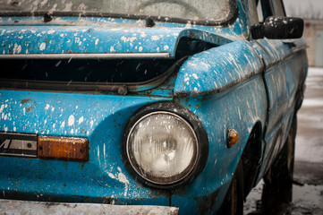 Obraz na płótnie Canvas Old blue car