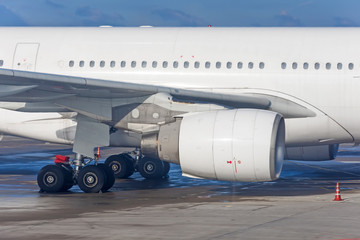 Obraz premium Side view of an airplane engine chassis and fuselage.