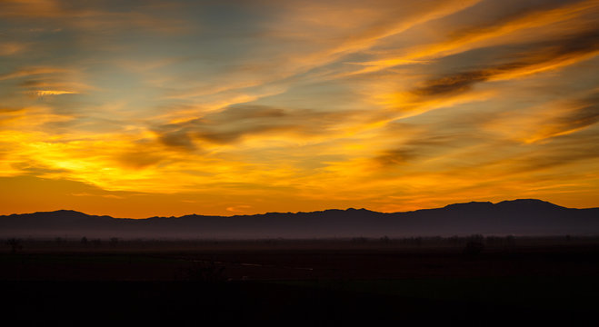 Paisaje al atardecer de la cordillera de montaña de los Montes de León, Monte Teleno. León, España.